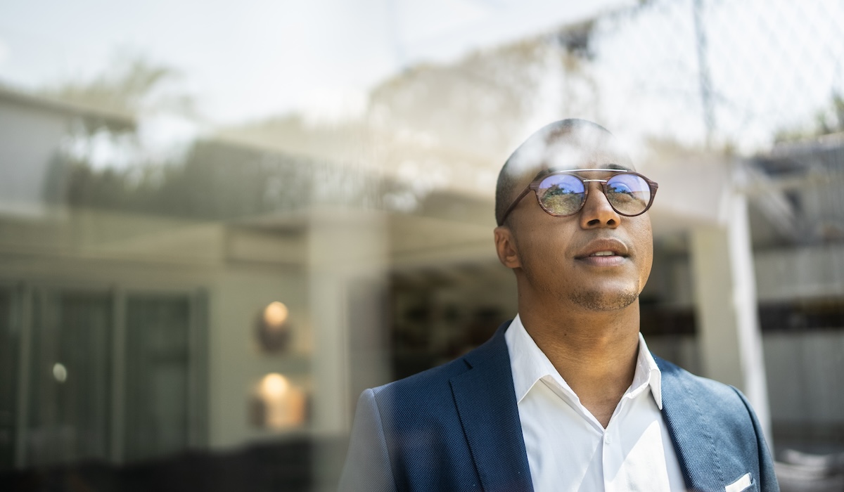 窓の外を眺めるビジネスマン