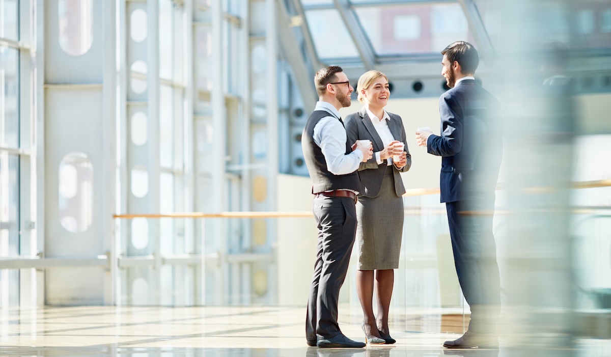 Colegas de negocios charlando en el descanso