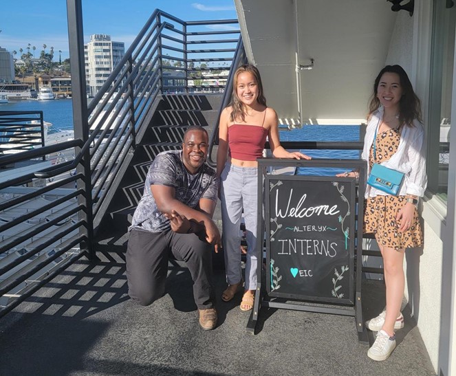 Alteryx interns with welcome sign 