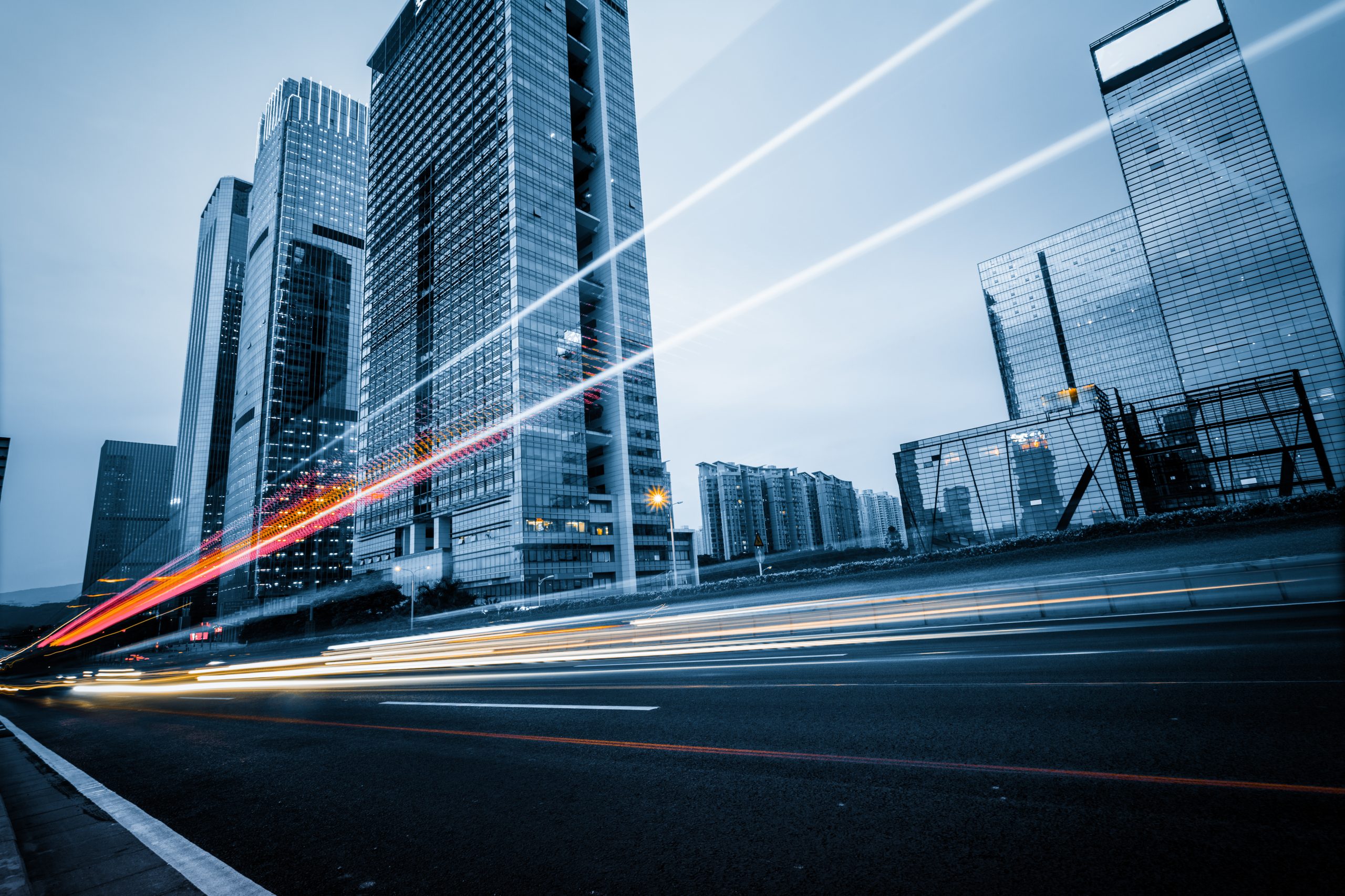 rastros de luz sobre un fondo de edificios modernos en Shanghái, China.